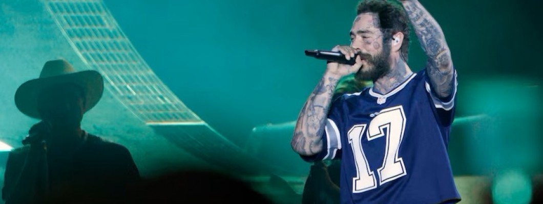 Singer appears in Cowboys jersey at concert