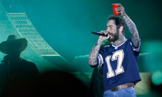 Singer appears in Cowboys jersey at concert
